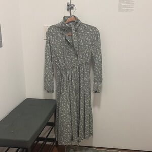 Chic Long-Sleeve Floral Dress in Gray